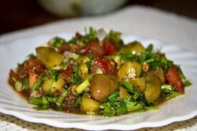Çeşnili Zeytin Salatası Tarifi 1